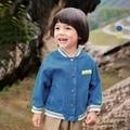 Jongens denim honkbaljack in middenblauw met groen gestreepte boorden en cartoon patch - Blauw