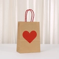 Dettaglio della busta regalo in carta kraft marrone con cuore rosso e manici a corda - 21x15x8cm / Kraft Naturale/Manico Rosso