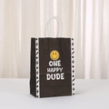 Dettaglio della busta regalo nera One Happy Dude con stampa smiley gialla e fulmini - Stile Scritte Trendy Sfondo Nero (473-4)