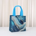 Dettaglio macro della borsa regalo in tessuto non tessuto con trama marmo e manico blu - Stile Marmo Blu Scuro (9027-4) / 20*9*20