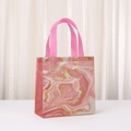 Dettaglio del sacchetto regalo in marmo rosa con linee dorate glitterate e manici in nastro - Stile Marmo Rosa (9027-6) / 20*9*20