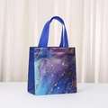 Borsa regalo riutilizzabile in TNT con motivo marmo blu e trama in foglia oro - Texture Galassia Blu Viola (9027-1) / 20*9*20