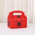 Detail van rode Halloween papieren geschenkdoos met zwarte spinnen en webprints - Rood met zwarte spin (A026-1)