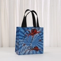 Blaue Vlies-Geschenktüte mit roter Spinne und weißem Netzmuster für Halloween - Blau Spinne Stil (9029-3) / 20*20*9