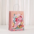 Details der rosa Geschenktüte mit Axolotl-Motiv, weißen Kordelgriffen und Ozeanmuster - Rosa Axolotl Anthropomorpher Stil (479-1)