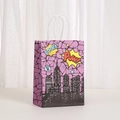Sacchetto regalo stile fumetto rosa con sagoma città e testo BOOM per bimbi - Stile Città degli Eroi Rosa (476-6) / 21x15x8
