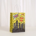 Sacchetto regalo in carta stile fumetto con stampa città supereroi e manici bianchi - Stile Città degli Eroi Giallo (476-5) / 21x15x8