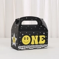 Scatola regalo gialla con faccina, base nera, scritta ONE e motivi a scacchiera - Stile Stella Nera (A029-5)