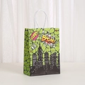 Sacchetto regalo in carta kraft stile fumetto con sagome di supereroi e città - Stile Città degli Eroi Verde (476-3) / 21x15x8