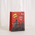 Dettaglio della busta regalo in carta eroe urbano con motivi a fumetti e manici - Stile Città degli Eroi Rosso (476-2) / 21x15x8