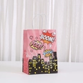 Papiertüte im Comic-Stil mit BOOM POW Grafiken und robusten weißen Griffen für Feiern - Rosa Stil (489-2)