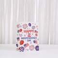 Detalle de bolsa de papel del Día de la Independencia con fuegos artificiales y estrellas - Estilo de Texto del Día de la Independencia (485-2)