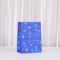 Bolsa de regalo de papel kraft azul con texto USA y estrellas para el Día de la Independencia - Estilo de Impresión de Estrellas USA (485-5)