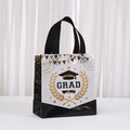 Detailansicht der Abschluss-Geschenktüte in Schwarz und Gold mit GRAD-Aufdruck - Schwarzer GRAD-Stil (9030-3) / 20x20x9cm