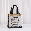 Weiße Vlies-Geschenktüte zum Abschluss mit goldenem Congrats Grad Druck und Henkeln - Weißer Congrats-Stil (9030-1) / 20x20x9cm
