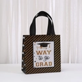 Abschluss-Geschenktüte mit Goldstreifen und Way to Go Grad Text auf weißem Grund - Gestreifter WAY-Stil (9030-4) / 20x20x9cm