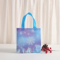 Blauwe kerstcadeautas van vliesstof met sneeuwvlokken en bergprint met handvatten - Gradiënt Blauw Paars Sneeuwvlok Stijl (9013-1)