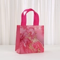 Dettaglio della borsa regalo con stampa marmo rosa, glitter dorati e manici fucsia - Marmo Fluido Rosa