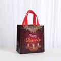 Detalle de bolsa de regalo para Diwali con mandala dorado y texto Happy Diwali festivo - 23*22*11 / Rojo Oscuro