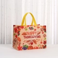 Vlies-Geschenktasche zu Erntedank mit herbstlichen Motiven wie Ahornblättern und Kürbis - Weißer Erntedank Stil (8005-4) / 33*25*17