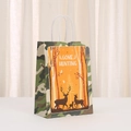 Détail du sac cadeau en papier avec motif élan, bordure camouflage et poignée - Illustration d'Élan Gone Hunting (454-3) / 21x15x8