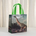 Bolsa de regalo impermeable de tela no tejida con estampado de dinosaurios y asas verdes - Patrón Realista de Braquiosaurio en el Bosque (9020-4)