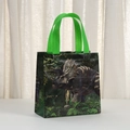 Bolsa de regalo de dinosaurio impermeable en TNT con estampado de triceratops y asas verdes - Patrón Realista de Triceratops en la Jungla (9020-2)