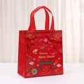 Rote Vlies-Geschenktüte für Neujahr mit Laternen und Happy New Year Aufdruck - Torhaus Blumen Stil (8201-3) / 23*22*11cm