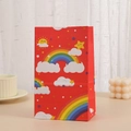 Dettaglio delle stampe di arcobaleno e sole su un sacchetto regalo in carta rossa - Rosso (H008)