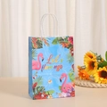 Detalle de bolsa de regalo de papel kraft azul con flamenco y flores tropicales - Estilo Floral Let's Flamingo (277-2)