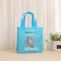 Blaue Vliestasche mit Wissenschafts-Motiv, Atom-Illustration und lustigem Spruch - Atommodell-Stil (9012-8) / 20x20x9cm / Hellblau