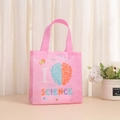 Detail der pinkfarbenen Vlies-Stofftasche mit Wissenschafts-Icons und Gehirn-Druck - Ich liebe Wissenschaft Gehirn-Stil (9012-7) / 20x20x9cm / Rosa