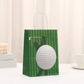Detalle de bolsa de regalo de golf con rayas verdes, estampado de bola y asa de cuerda blanca - Estilo de Pelota de Golf Realista y Rayas de Silueta (427-3)