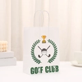 Detalle de una bolsa de regalo de papel blanco con logotipo verde de Golf Club y asas - Estilo de Palo de Golf y Corona (427-4)