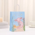 Bolsa de regalo de papel kraft azul con diseño de axolote y mundo marino - Estilo Ajolote Arrecife de Coral Azul (428-4)