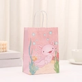 Bolsa de regalo de papel kraft rosa con motivo de axolotl y asas de papel blanco - Estilo Ajolote Sonriente Rosa (428-1) / Rosa