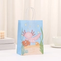 Detalle de bolsa de regalo azul claro con estampado de ajolote y asa de cuerda blanca - Estilo Ajolote de Mar Profundo Azul (428-2) / Azul