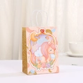 Bolsa de regalo de papel rosa con unicornio, lateral brillante dorado y asa de cuerda blanca - Estilo Unicornio Rosa Floral (434-1) / H21xL15xW8