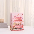 Détail d'un sac cadeau rose Candy Party avec poignées torsadées et décor de chariot - Rose Clair Candyland (431-1) / 21*15*8
