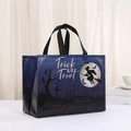 Halloween Trick or Treat Geschenktüte aus Vliesstoff mit Hexe und Mond Design - Violetter Süßes oder Saures Hexenflug-über-Mond-Stil (8004-6)
