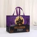 Detail der Halloween-Geschenktasche aus Vlies mit lila Schlossprint und Griffen - Violetter HALLOWEEN PARTY Schloss-Kürbis-Stil (8004-5)