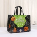 Detailaufnahme der Halloween-Geschenktüte aus Vliesstoff mit wasserfestem Aufdruck - Grüner HAPPY HALLOWEEN Buchstaben-Totenkopf-Stil (8004-1)