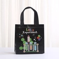 Zwarte non-woven cadeautas met wetenschappelijk experiment thema en handvatten voor winkelen - Experimenteel Onderzoek Stijl (9018-2) / 20*20*9