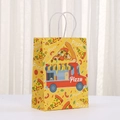 Detalle de bolsa de papel amarilla para regalo con tema de pizza y asas de cuerda blanca - Estilo Amarillo Camión de Pizza (440-3)