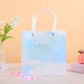 Bolsa de regalo degradada azul y blanca con asas de cinta y texto artístico motivador - Azul Estrellado