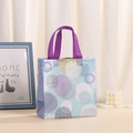 Wasserdichte Geschenktüte aus Vliesstoff mit lila geometrischen Mustern und Griffen - Geometrische Punkte Überlappung / Groß (3005-4)
