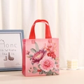 Bolsa de regalo floral impermeable de tela no tejida con asas rojas para cumpleaños - Floral Rosa Suave (4010-4) / Grande 36*32*12