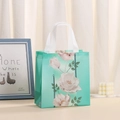 Bolsa de regalo floral verde menta en tela no tejida con asas blancas para compras - Grande / Verde menta