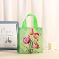 Bolsa de regalo verde de tela no tejida con tulipanes para el Día de la Madre - Tulipán Verde Claro (4012-1) / Grande 36*32*12