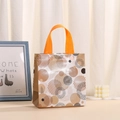Wasserdichte Geschenktüte aus Vliesstoff mit braunem Muster und orangem Griff - Erdtöne Abstrakt Geometrisch / Groß (3005-3)